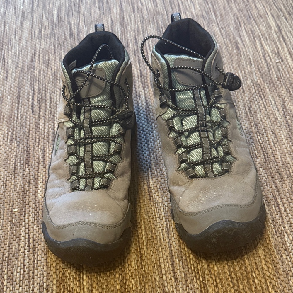 Keen Kids Hiking Boots, size 5, worn once